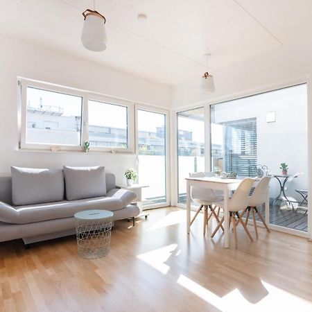 Helles, Neues Dg Apartment Mit Blick Zum Donauturm Bécs Kültér fotó