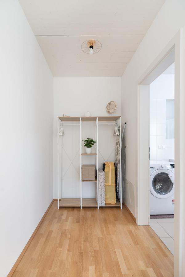 Helles, Neues Dg Apartment Mit Blick Zum Donauturm Bécs Kültér fotó