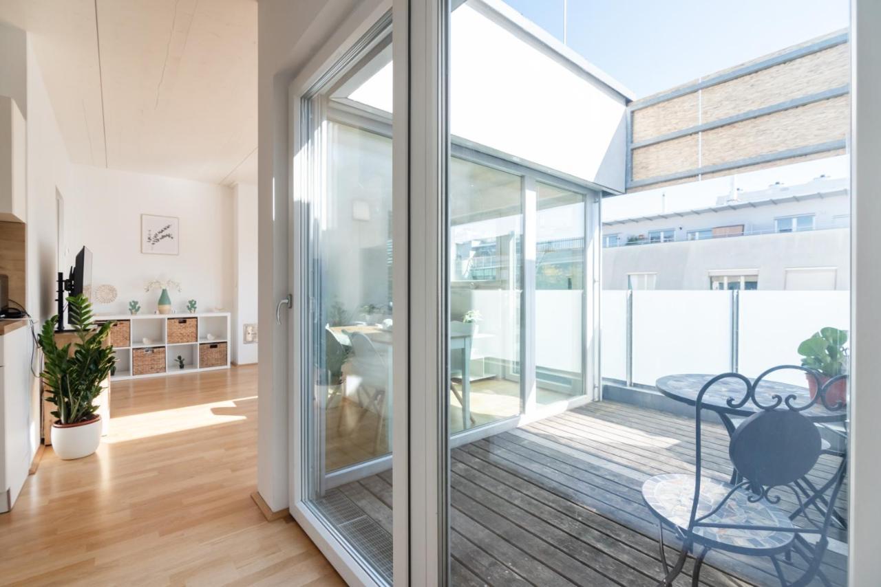 Helles, Neues Dg Apartment Mit Blick Zum Donauturm Bécs Kültér fotó