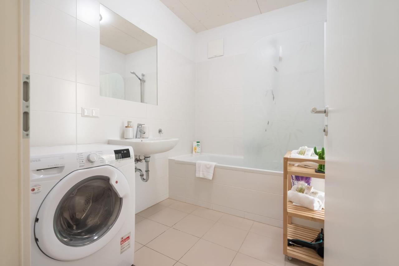 Helles, Neues Dg Apartment Mit Blick Zum Donauturm Bécs Kültér fotó