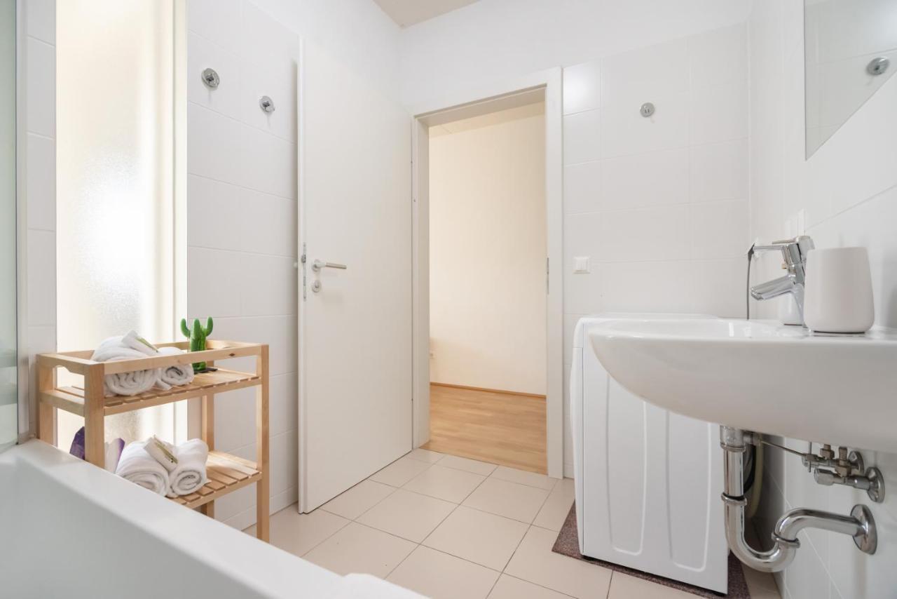Helles, Neues Dg Apartment Mit Blick Zum Donauturm Bécs Kültér fotó