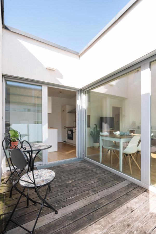Helles, Neues Dg Apartment Mit Blick Zum Donauturm Bécs Kültér fotó