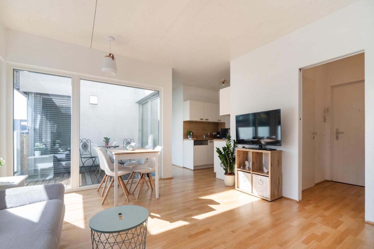 Helles, Neues Dg Apartment Mit Blick Zum Donauturm Bécs Kültér fotó