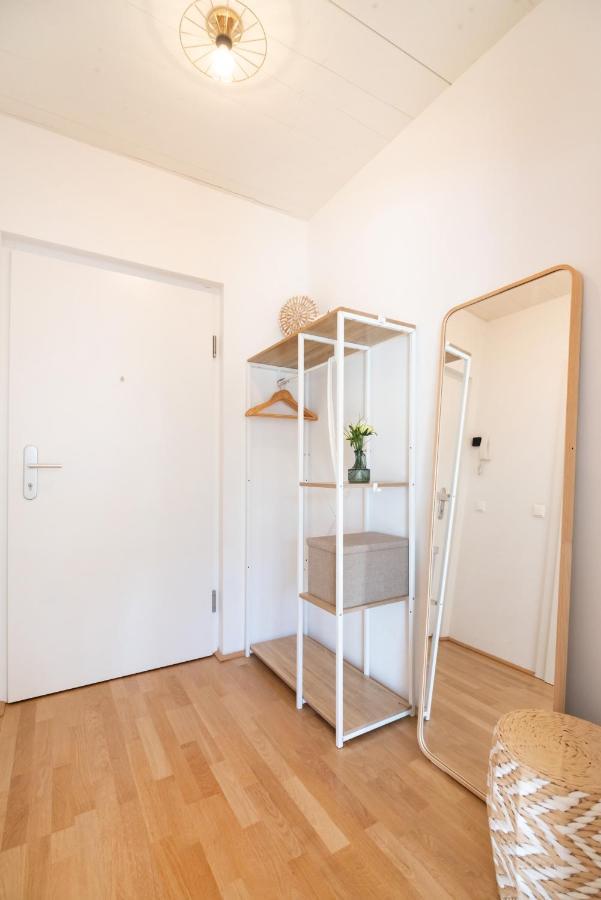 Helles, Neues Dg Apartment Mit Blick Zum Donauturm Bécs Kültér fotó