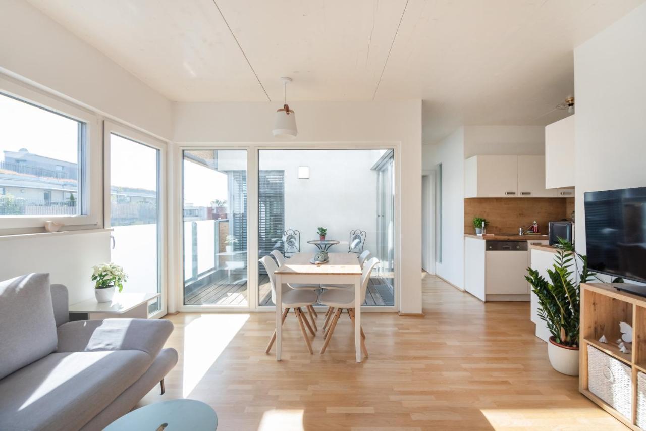Helles, Neues Dg Apartment Mit Blick Zum Donauturm Bécs Kültér fotó