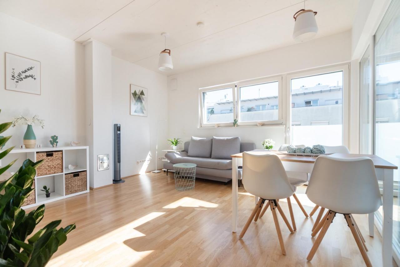 Helles, Neues Dg Apartment Mit Blick Zum Donauturm Bécs Kültér fotó