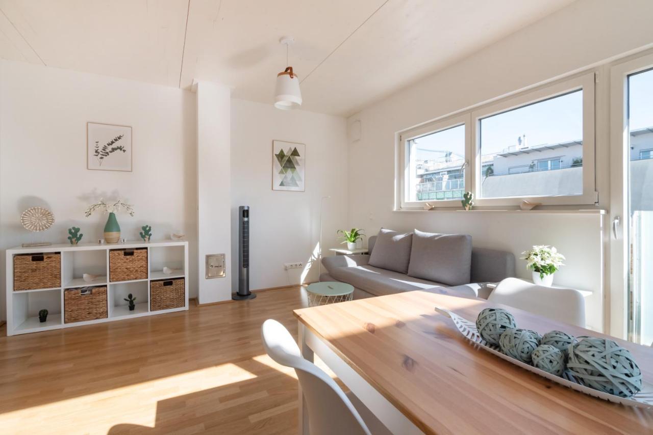 Helles, Neues Dg Apartment Mit Blick Zum Donauturm Bécs Kültér fotó