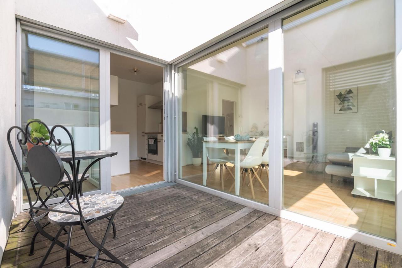 Helles, Neues Dg Apartment Mit Blick Zum Donauturm Bécs Kültér fotó